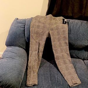 Brand new, nice small hounds tooth print slacks.